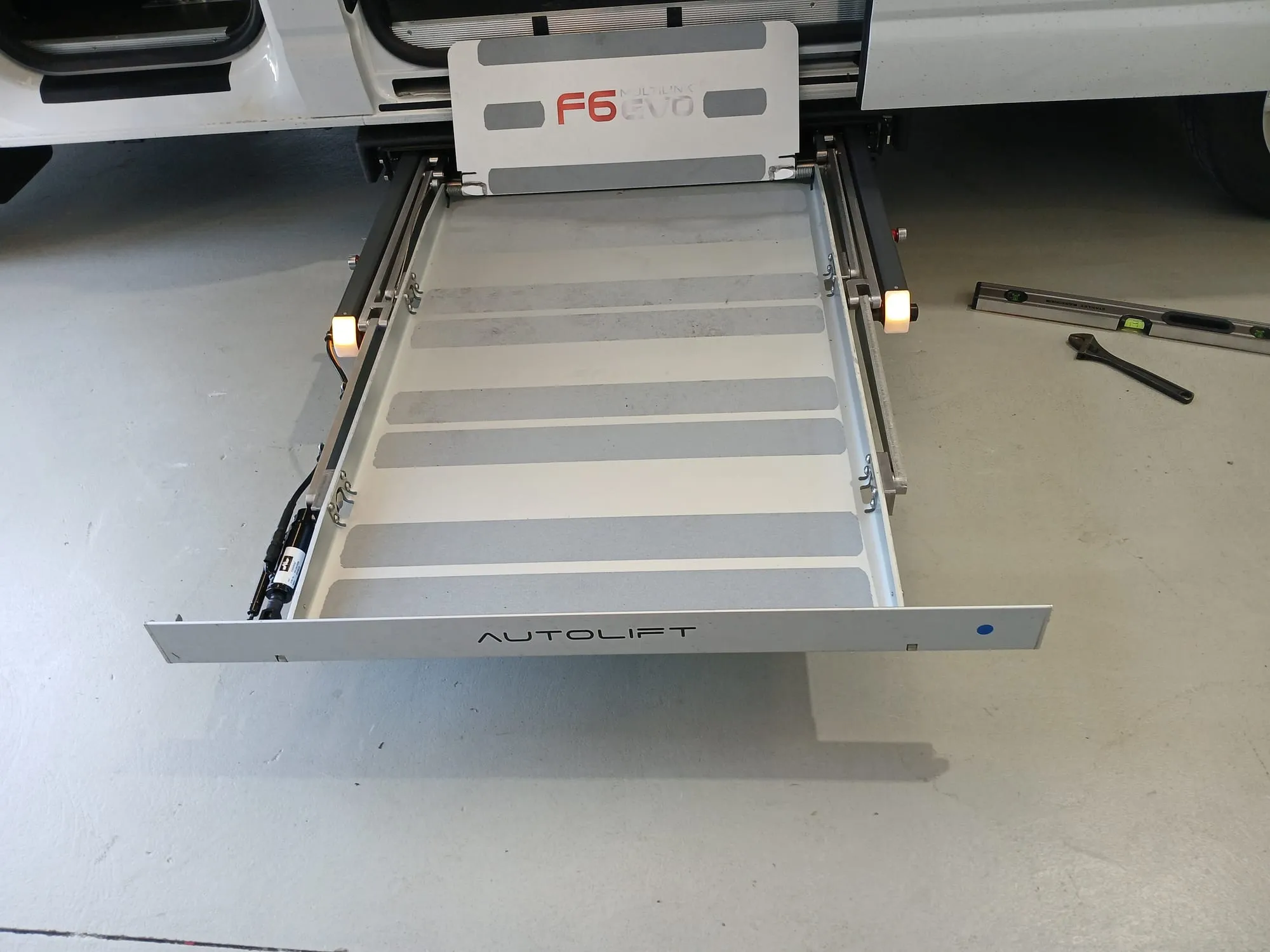 AUTOLIFT F900 - 
HEAVY DUTY VERTICAL PLATFORM LIFT