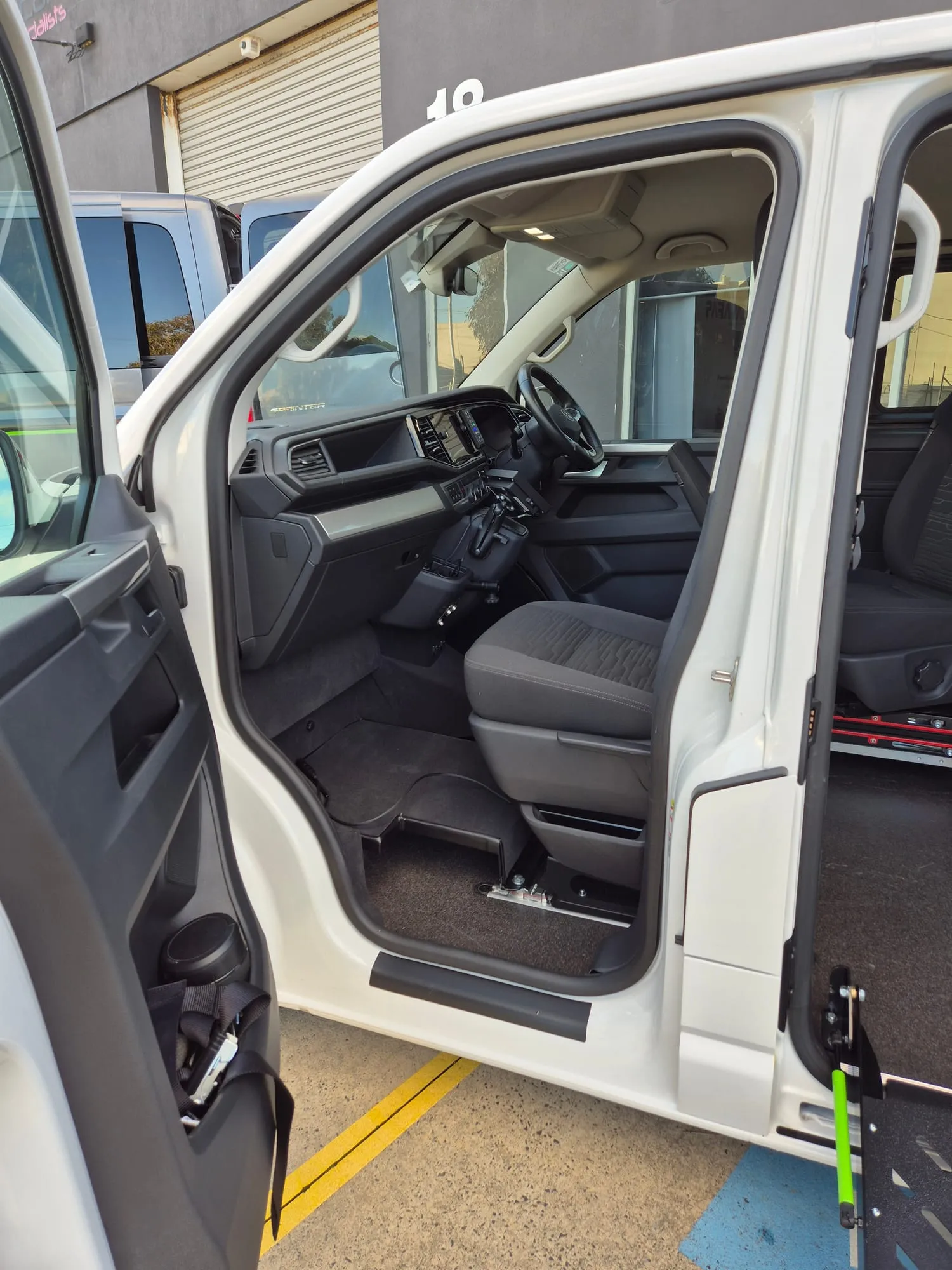 Volkswagen Multivan T6.1 — photo 12