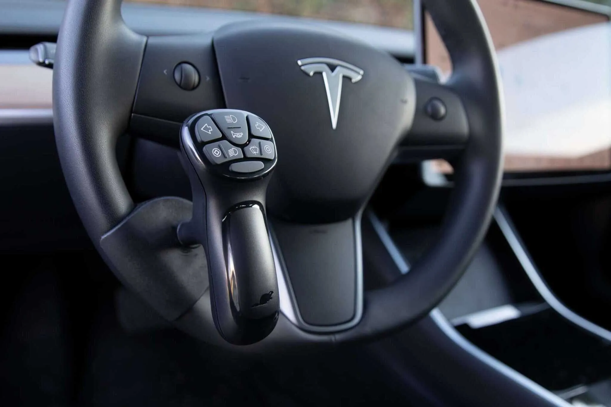 Adaptive control unit mounted on a Tesla steering wheel